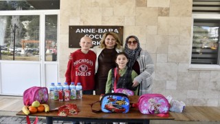 Kuşadası Belediyesi, öğrencilerin beslenme çantalarını dolduruyor