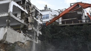 Kuşadası Belediyesi riskli yapılara geçit vermiyor