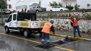 Kuşadası Belediyesi tüm ekipleri ile sahada