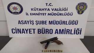 Kütahyada aranan şahsın üzerinde tabanca ele geçirildi