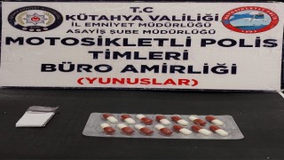 Kütahyada Polis Timlerince durdurulan araçta uyuşturucu ele geçirildi