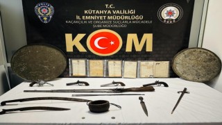 Kütahyada şüpheli araçta 21 parça tarihi eser ele geçirildi
