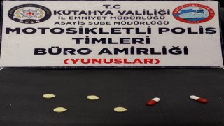 Kütahyada Yunus Timleri bir kişinin üzerinde uyuşturucu ele geçirdi