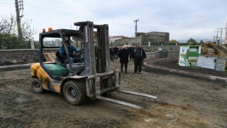 Lapsekide parke taş döşemesi hızla devam ediyor