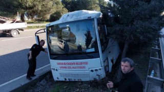 Lastiği patlayan midibüs refüje çıktı: 1 yaralı