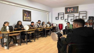Lise öğrencileri özel öğrencilerle temizlik yapıp oyunlar oynadı