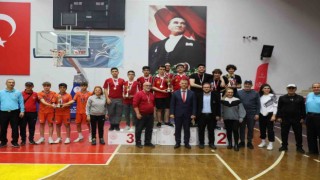 Liseli gençler şampiyonluk için ter döktü