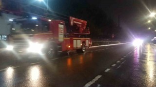 Madeni yağ fabrikasındaki yangın ekipleri harekete geçirdi