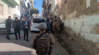 Mahalle abluka altına alındı, polise ateş açan şahıs kadın kılığında yakalandı