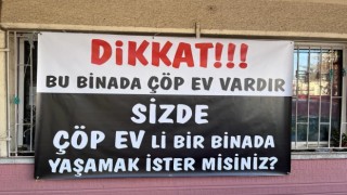 Mahalleliden çöp eve pankartlı tepki