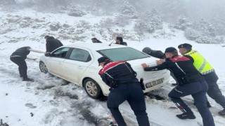 Mahsur kalan öğretmenleri jandarma kurtardı
