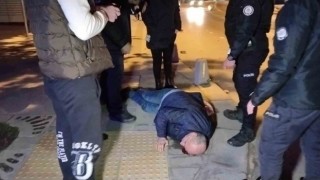 Maltepede alkollü şahıs yere düşüp kafasını kaldırıma çarparak yaralandı