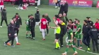 Maltepede faul kararı bekleyen futbolcular ve hakem arasında gerginlik