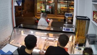 Manavda alışveriş yapan şahsa silahlı saldırı kamerada