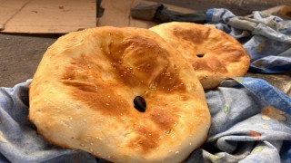 Mardinde tandır başına geçen kadınlar günde 450 adet ekmek çıkartıyor
