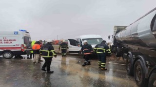 Mardinde tır ve yolcu minibüsü çarpıştı: 2 yaralı
