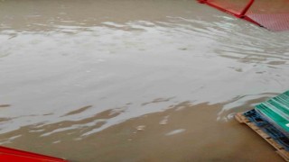 Mardinde yağış nedeniyle marketleri su bastı