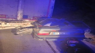 Mersinde otomobil tıra arkadan çarptı: 2 ölü