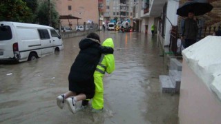Mersinde sağanak yağış sele neden oldu