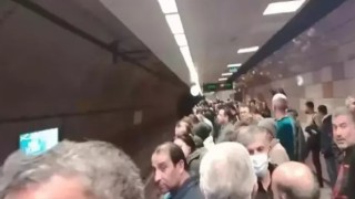Metroda meydana gelen arıza yolcuları isyan ettirdi