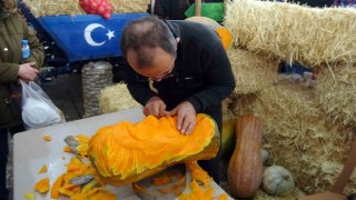 Meyve ve sebzeler onun elinde sanat eserine dönüşüyor