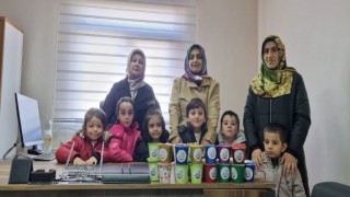 Minik öğrenciler kumbaralarını Filistin için açtılar