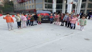 Minik öğrenciler yerli malı haftasında Togg heyecanı yaşadı