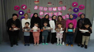 Minikler anneleriyle pasta yaptı