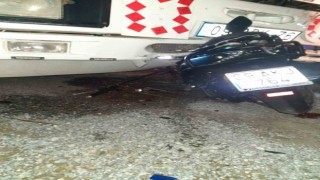 Motosiklet kamyona ok gibi saplandı