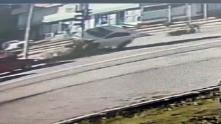 Motosiklete çarpmamak için manevra yapınca olanlar oldu: O anlar kamerada