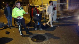 Motosikletin çarptığı sürücü ambulansa kaldırılırken polislere dua etti