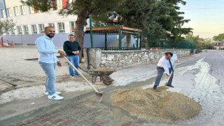 Müdür ve aile birliği başkanı okulları için amelelik yaptı