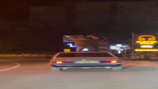 Müziğin ritmine dayanamadılar, seyir halindeki aracı diskoya çevirdiler
