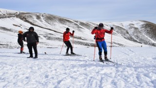 Nemrut Dağında kayaklı koşu antrenmanı