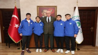 Odunpazarının şampiyon atletleri Kazım Kurtu ziyaret etti