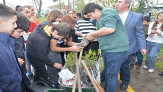 Öğrenciler Filistinli şehit çocuklar anısına fidan dikti