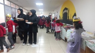 Öğrenciler okul koridoruna yerli malı pazarı kurdu