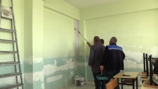Öğrenciler para topladı, okul çalışanları sınıfları boyadı