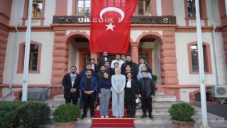Öğrencilerin yeni yıl dileklerini dinledi