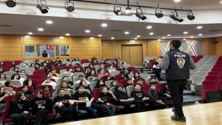 Öğretmen ve öğrencilere siber güvenlik, teknoloji bağımlılığı ve yasa dışı bahis anlatıldı