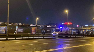 Okmeydanında metrobüs reklam panosuna çarptı: 1 yaralı
