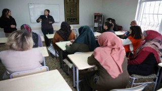 Okuma yazma kursundaki kadınlara ‘KADES semineri