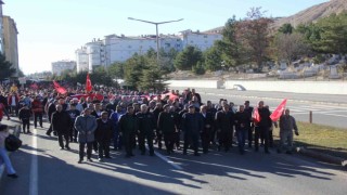 Onlarca vatandaş şehitler için yürüdü