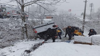 Orduda kar yağışı kazaya neden oldu: Kamyonet bahçeye uçtu, karı koca yaralandı