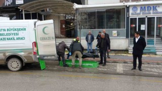 Orta hasarlı binada ceset bulundu