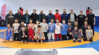 Osmaniye'de Yıldızlar Güreş İl Birinciliği Müsabakaları Tamamlandı