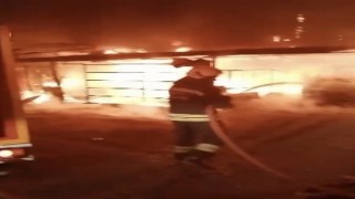 Oto yıkamacıdaki yangında 2 araç yandı