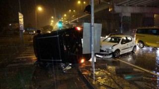 Otomobil ile çarpışan hafif ticari aracın yan yattığı kazada 2 kişi yaralandı