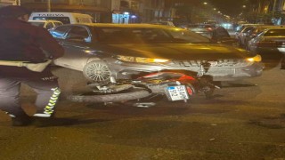 Otomobil ile motosiklet çarpıştı: Kaza anı kameralara yansıdı