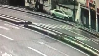 Otomobil işyeri duvarına çarptı, kaza anı güvenlik kamerasına yansıdı